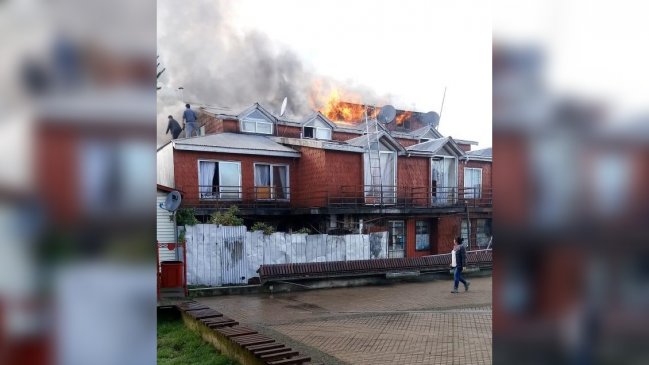 Incendio afecta a inmueble con locales comerciales en Chiloé