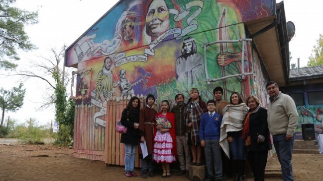Chillán Viejo: Estudiantes y adultos mayores pintaron mural en escuela rural