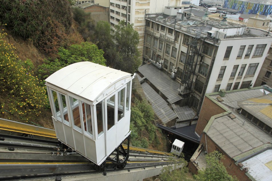 Ascensores de Valparaíso: Estudian elevar tarifas a turistas para costear gratuidad