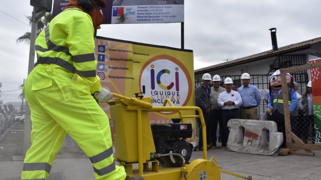 Comenzó la reparación de tres kilómetros de veredas en el centro de Iquique