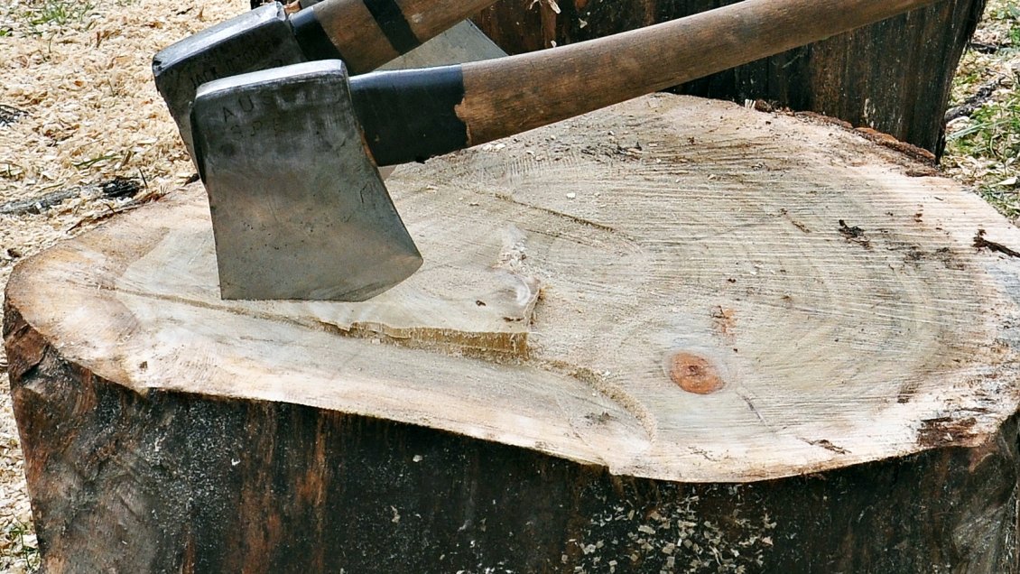 Fiscalía no imputó femicidio a hombre que atacó con un hacha a su pareja