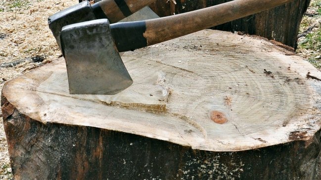 Fiscalía no imputó femicidio a hombre que atacó con un hacha a su pareja