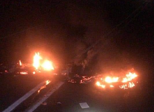 Manifestantes cortaron el tránsito en la Ruta Collipulli - Angol con barricadas