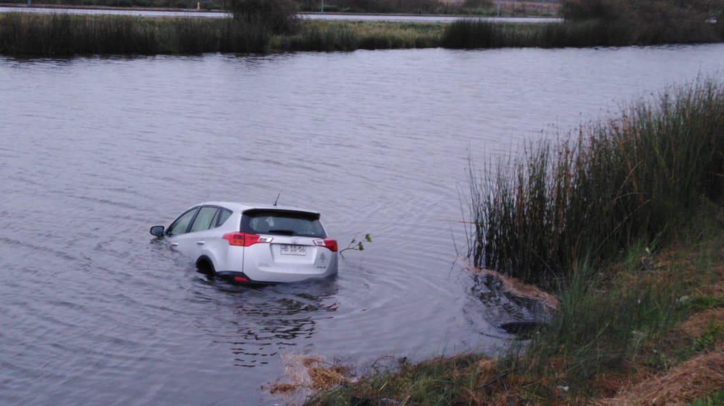 Vehículo cayó a un canal en Talcahuano: El conductor se salvó y escapó