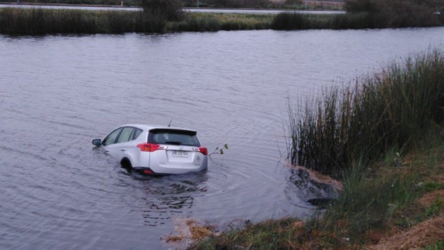 Vehículo cayó a un canal en Talcahuano: El conductor se salvó y escapó