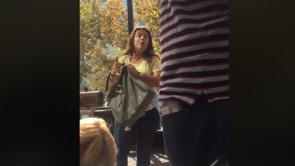 Funan a mujer que le lanzó un café a estudiante