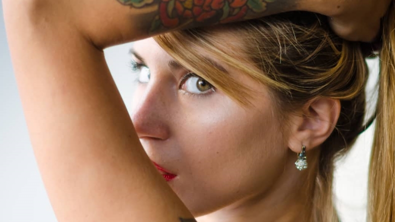 Joven fue despedida por tener otro trabajo como modelo de webcam en Argentina