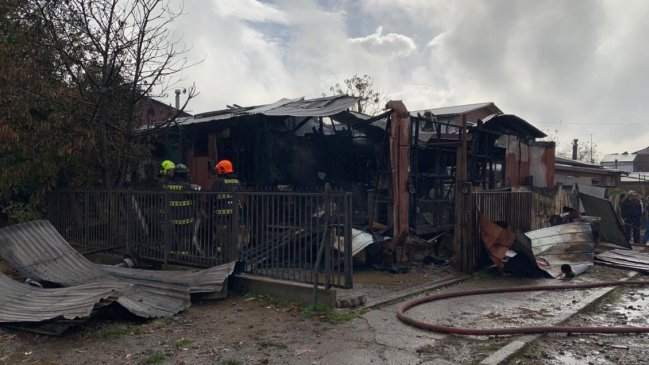 Dos viviendas de material ligero resultaron destruidas por incendio en Valdivia