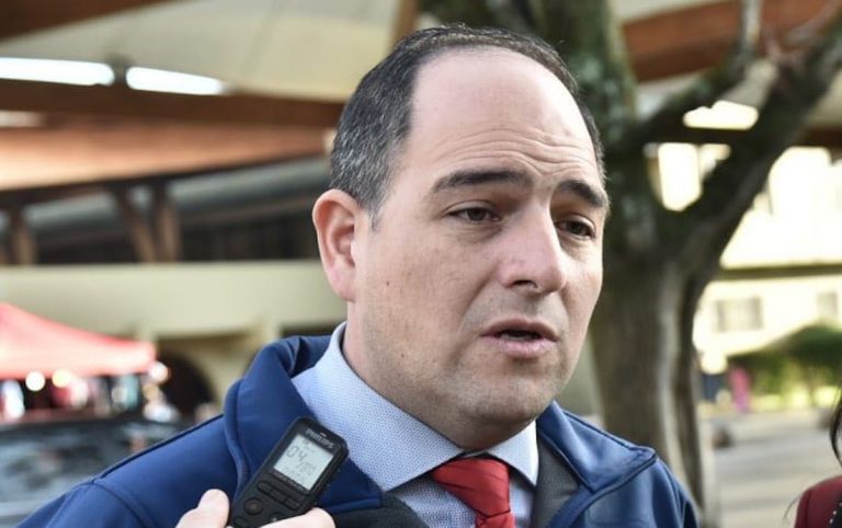 Intendente de Los Ríos por polémicas fotografías de sus hijos junto a armas: 