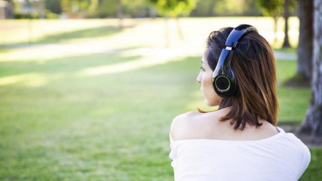 Estudio explica por qué personas con depresión prefieren escuchar música triste