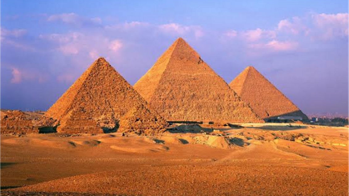 Egipto descubre tres nuevas tumbas bajo la sombra de las pirámides de Giza
