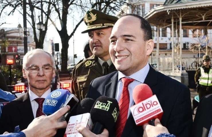 Imagen de hijo menor de edad del intendente de Los Ríos con un aparente arma causa controversia en redes sociales