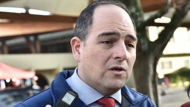 Intendente de Los Ríos por polémicas fotografías de sus hijos junto a armas: 