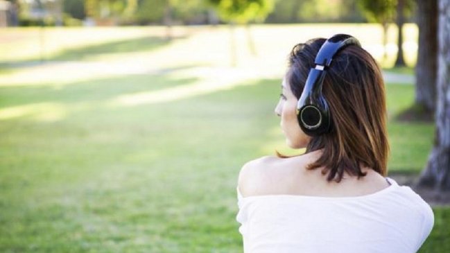 Estudio explica por qué personas con depresión prefieren escuchar música triste