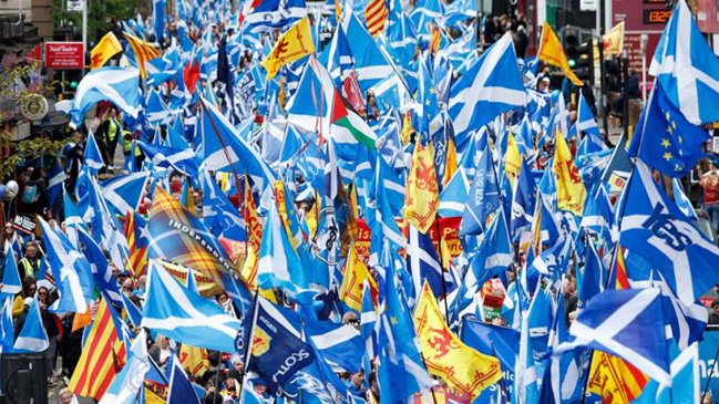 Miles de personas salieron a las calles de Escocia para exigir nuevo referéndum de independencia