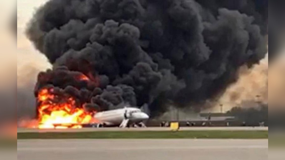 Rusia: Reportan al menos 13 muertos tras incendiarse un avión en aeropuerto de Moscú