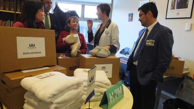 Fiscalía dona ropa al Hospital de Puerto Montt para casos donde se requiere investigar prendas