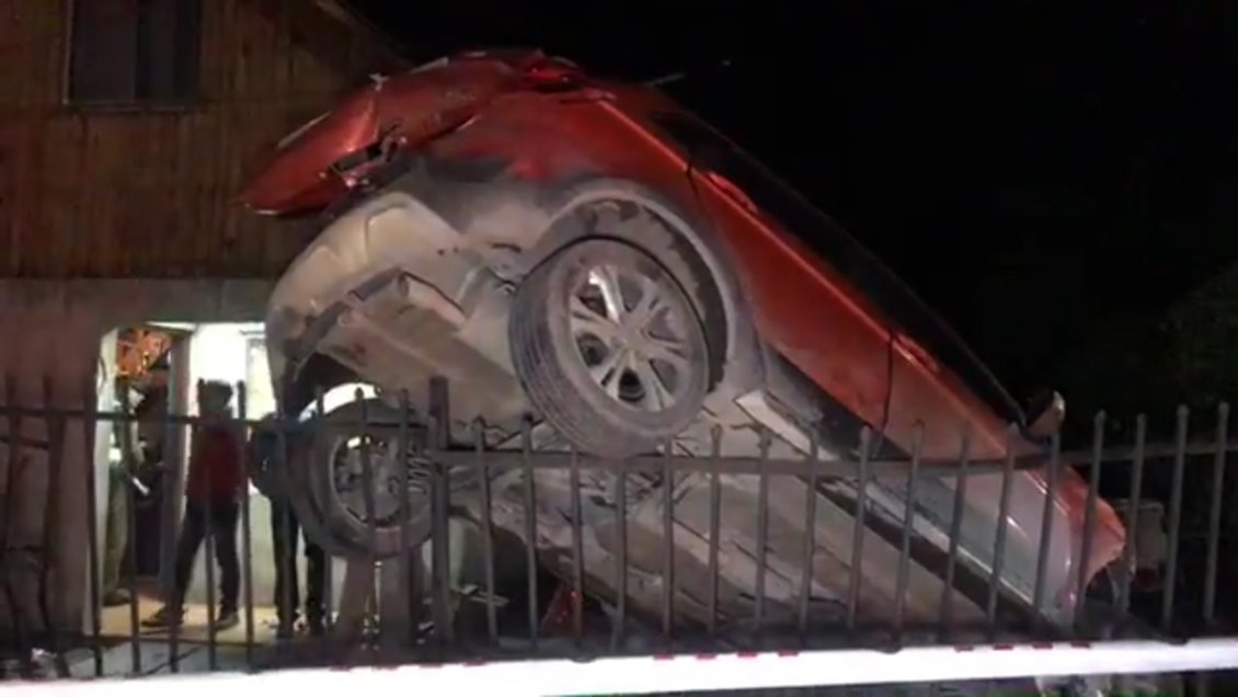 Vehículo quedó incrustado en el antejardín de una casa en la comuna de Maule