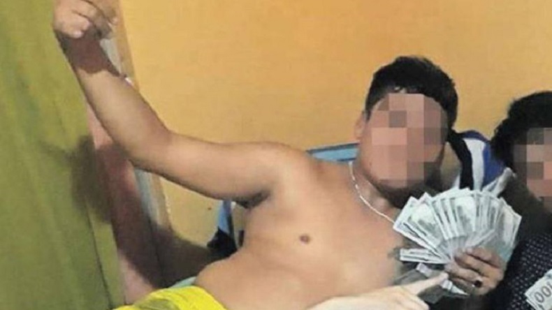 Encarcelan a hombre que robó 47 mil dólares y publicó foto del dinero en Facebook