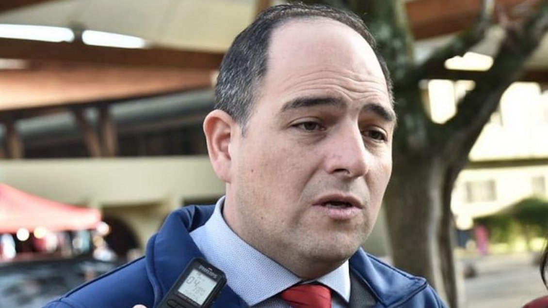 Fiscalía investiga a intendente de Los Ríos por fotos de sus hijos con armas de fuego