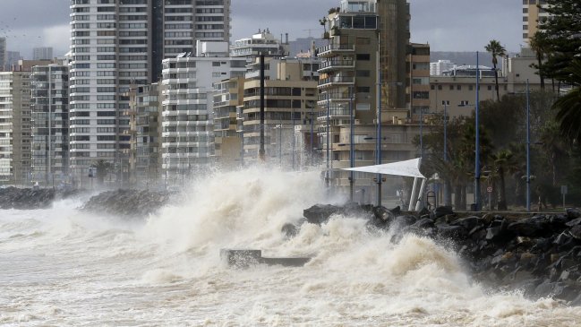 Marejadas con olas de hasta cuatro metros afectarán desde Arica hasta Aysén