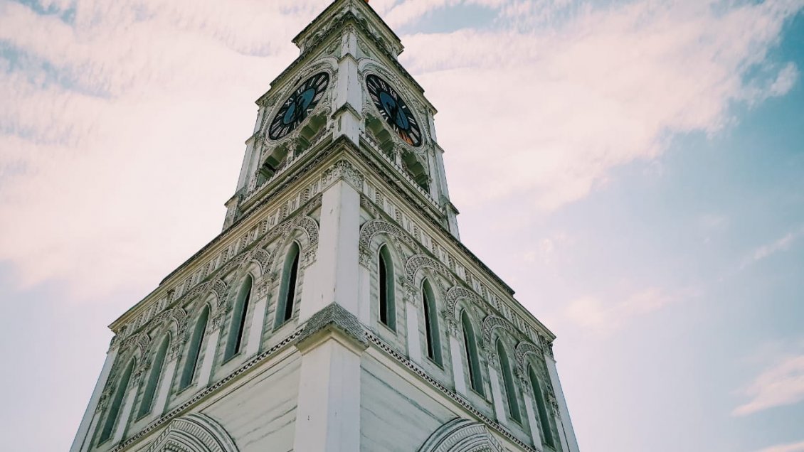 Denuncia de falla eléctrica en la Torre del Reloj de la plaza Prat preocupa a iquiqueños