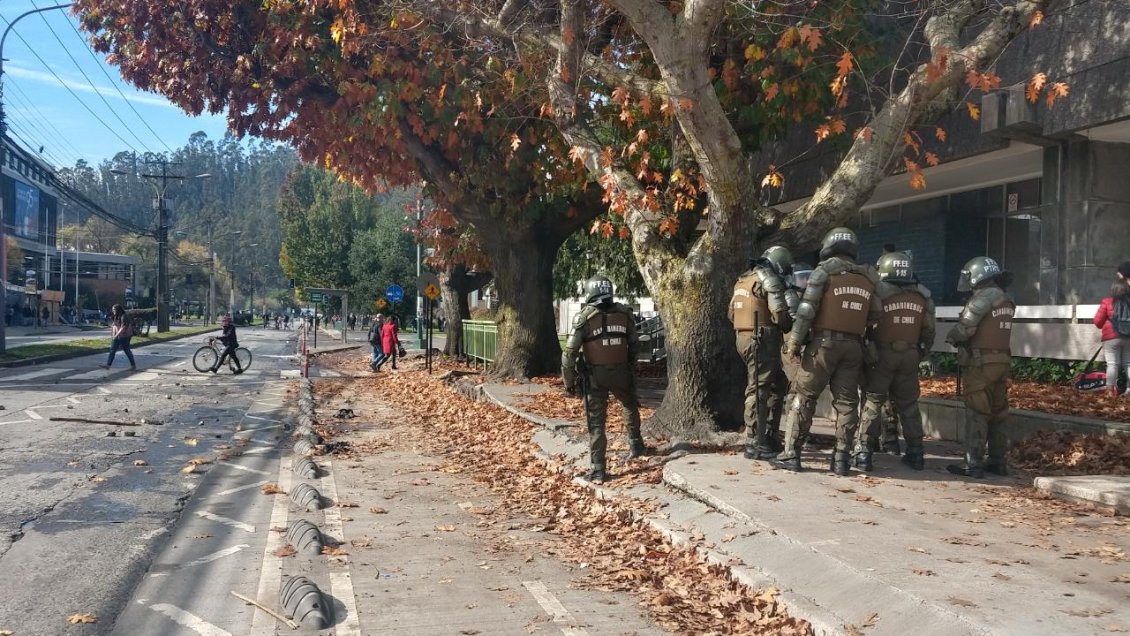 Dos carabineros fueron atacados con bombas molotov en Concepción