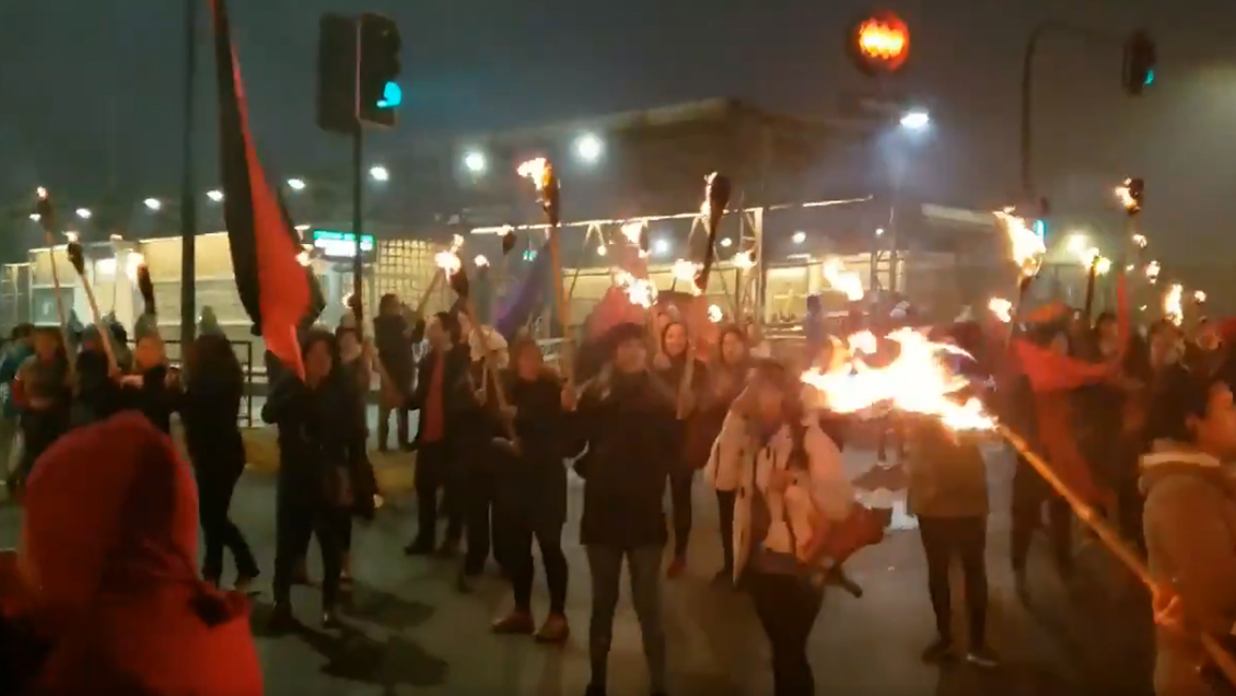 La Granja: Manifestantes protestaron con antorchas contra proyecto del Minvu