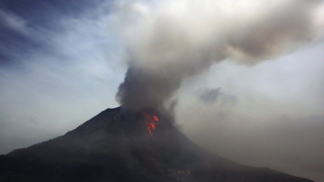 Indonesia: Volcán Sinabung entró en erupción y expulsó columna ceniza de 2.000 metros