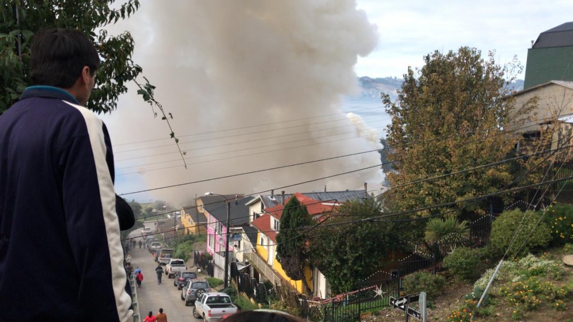 Marinos de Castro ayudaron a controlar incendio que afectó a hostería