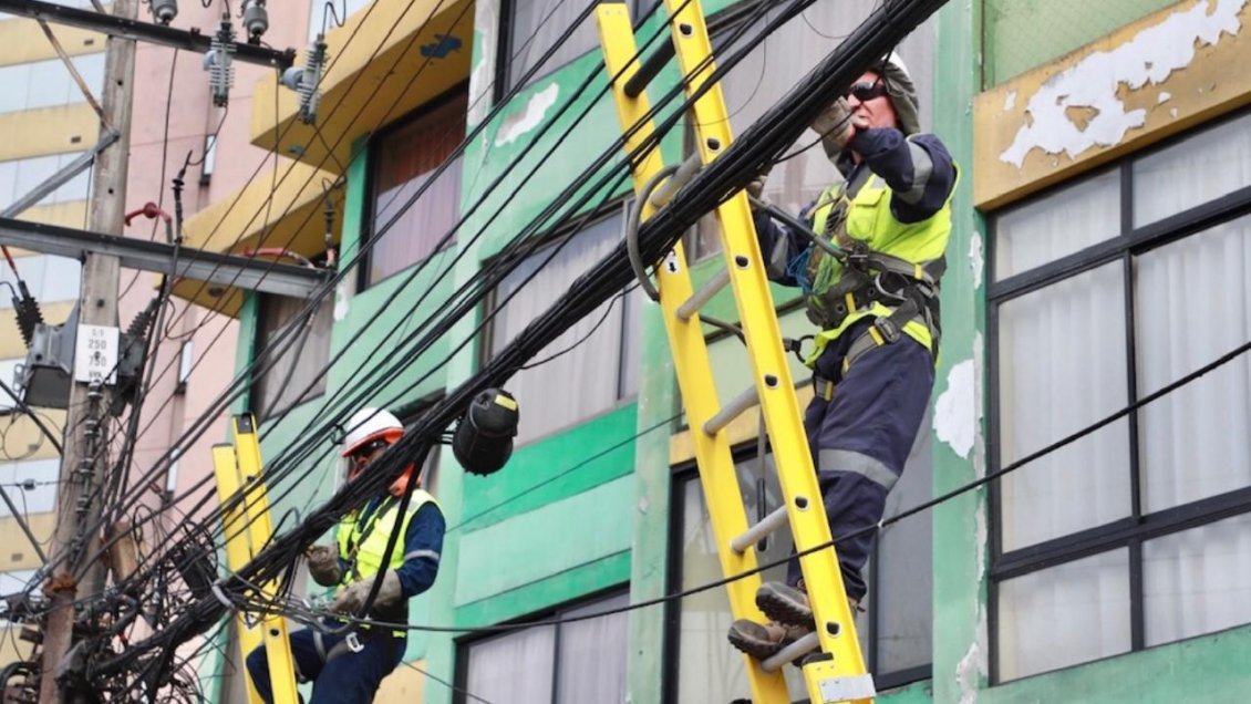Inician retiro de cableado en desuso desde los postes del tendido eléctrico en Antofagasta