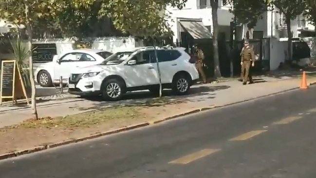Auto estrellado, disparos y dos detenidos en cafetería de Providencia