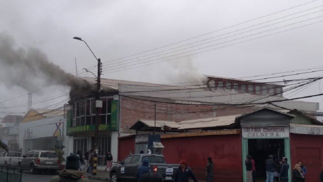 Incendio afectó a emblemático restaurante del puerto de Caldera