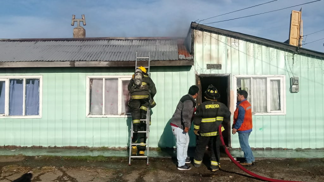 Una casa resultó dañada tras incendio en Barrio 18 de septiembre de Punta Arenas