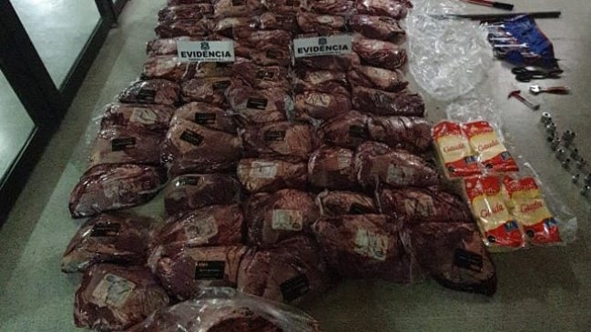 Cinco personas detenidas por robar carne y queso desde un camión en Los Vilos