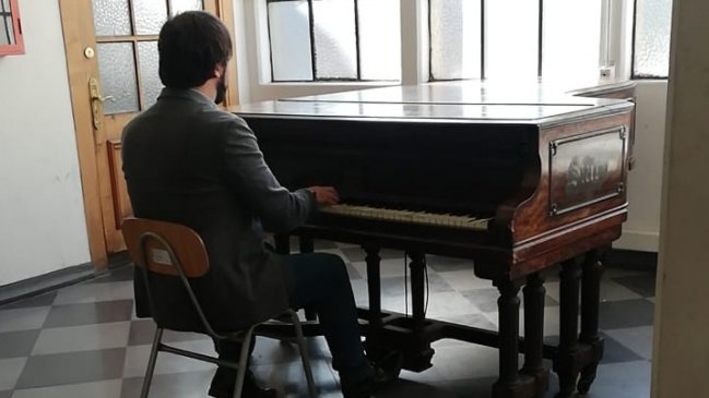 Alcalde de Valparaíso sorprende cantando e interpretando en piano a The Beatles