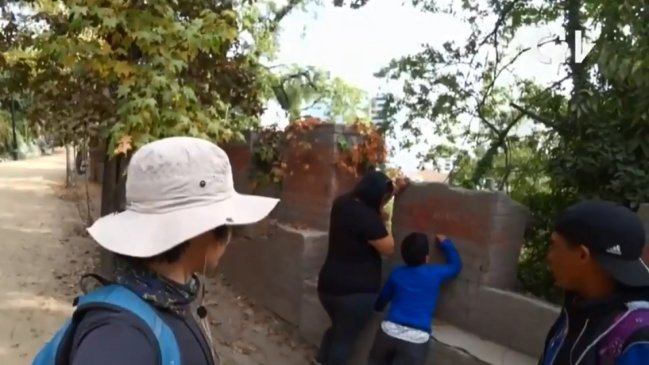 Turista coreano increpó a chilenos por rayar Cerro Santa Lucía