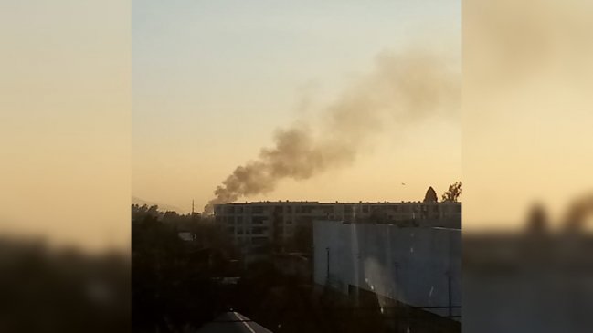 Incendio afecta a casas en La Pintana: Bomberos fueron agredidos por vecinos