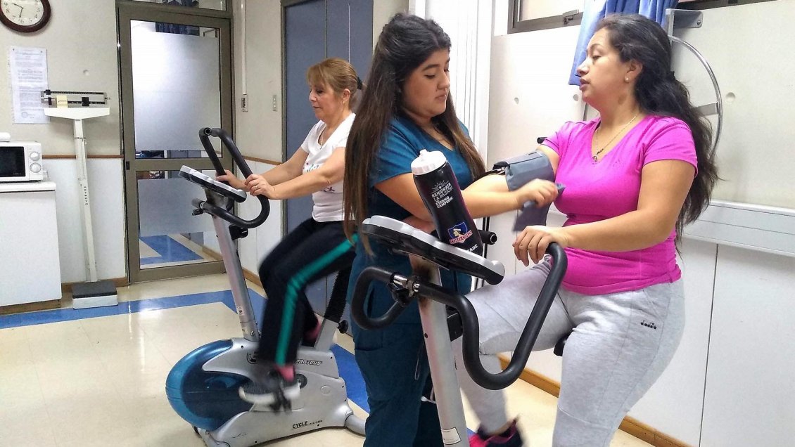 Maule: Kinesiólogos atienden gratis a pacientes con enfermedades cardiometabólicas