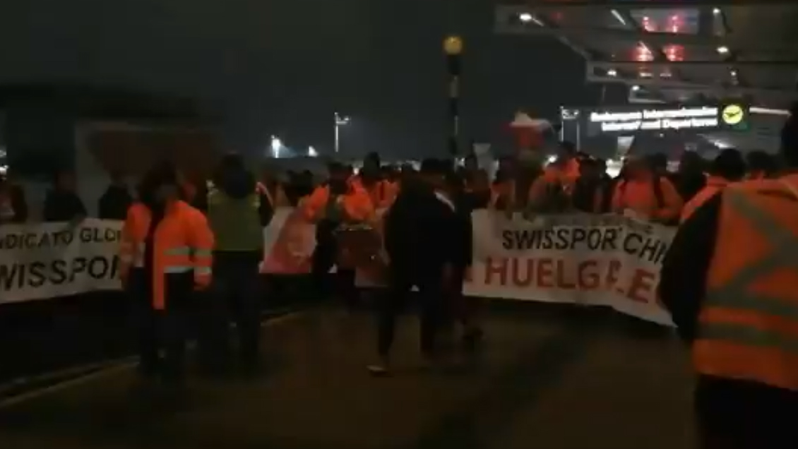 Encargados de equipajes en el Aeropuerto de Santiago mantienen huelga