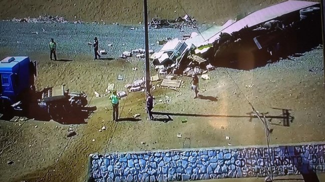 Camión frigorífico volcó en ruta entre Iquique y Alto Hospicio