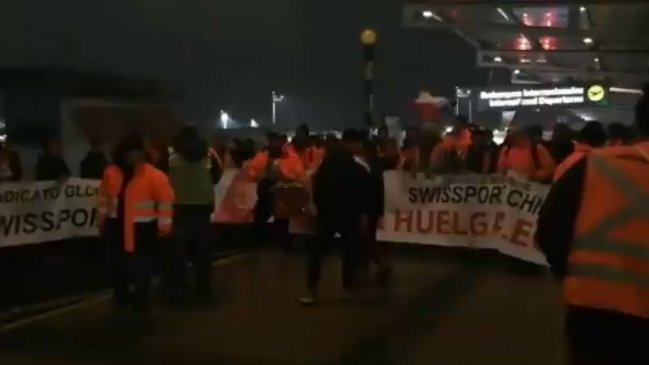 Encargados de equipajes en el Aeropuerto de Santiago mantienen huelga