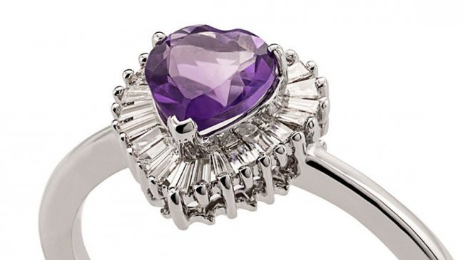 Mujer vendía en Facebook un lujoso anillo robado: Cayó presa