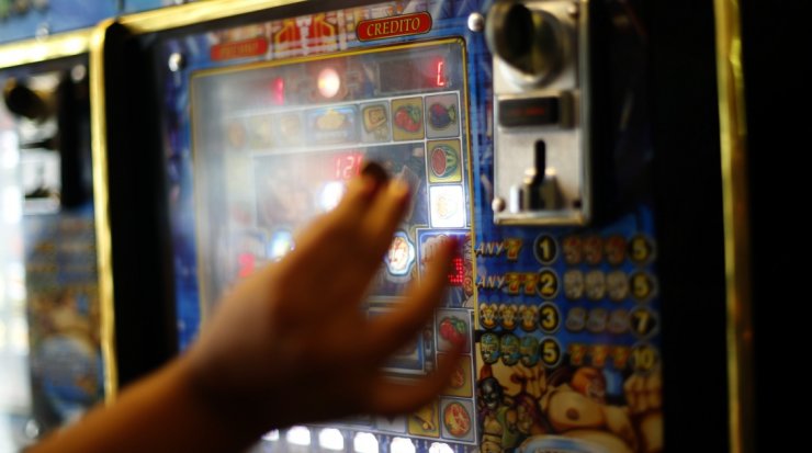 Pareja desafió su suerte al robar 800 mil pesos desde una máquina de juegos