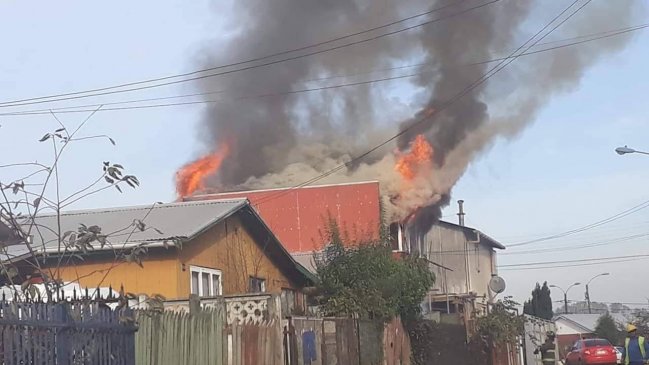 Incendio destruyó una casa y dejó cinco personas damnificadas