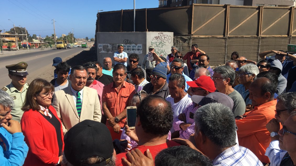 Arica: Conductores de la línea 4 de taxis cerraron calle Linderos por el mal estado del sector