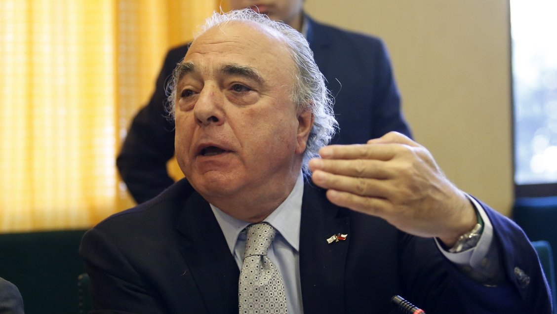 Diputado García insultó a parlamentarias y agredió a periodista en el Congreso