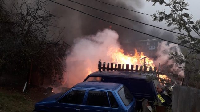 Incendio en Valparaíso consumió tres casas en el Cerro Jiménez