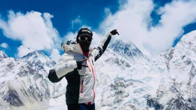  Saray Khumalo, la primera mujer negra africana en subir el Everest  