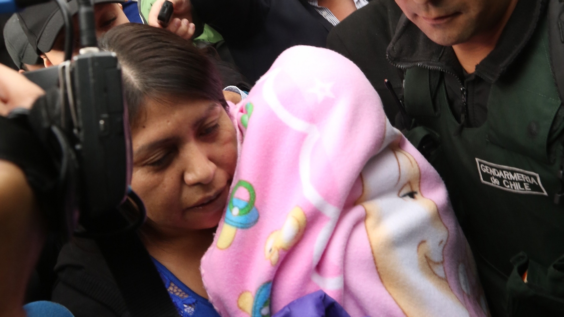 Gendarmes juzgados por el parto engrillado de Lorenza Cayuhan fueron absueltos